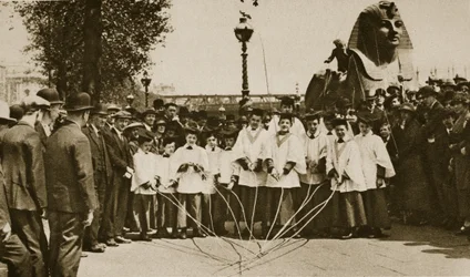 Niños del coro de St. Clement Danes marcando los límites de su parroquia, en el Embankment
